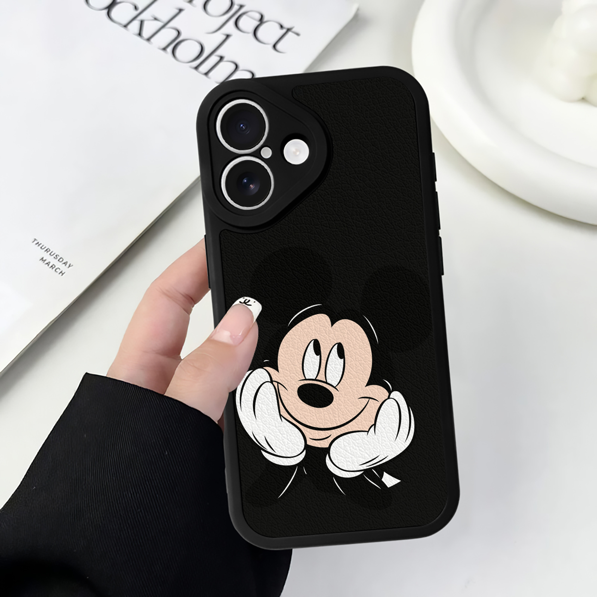 （画像用） ミッキーマウス Mickey Mouse 【iPhone 16シリーズ対応】シリコンスマホケース（レザー調） 材質：シリコン